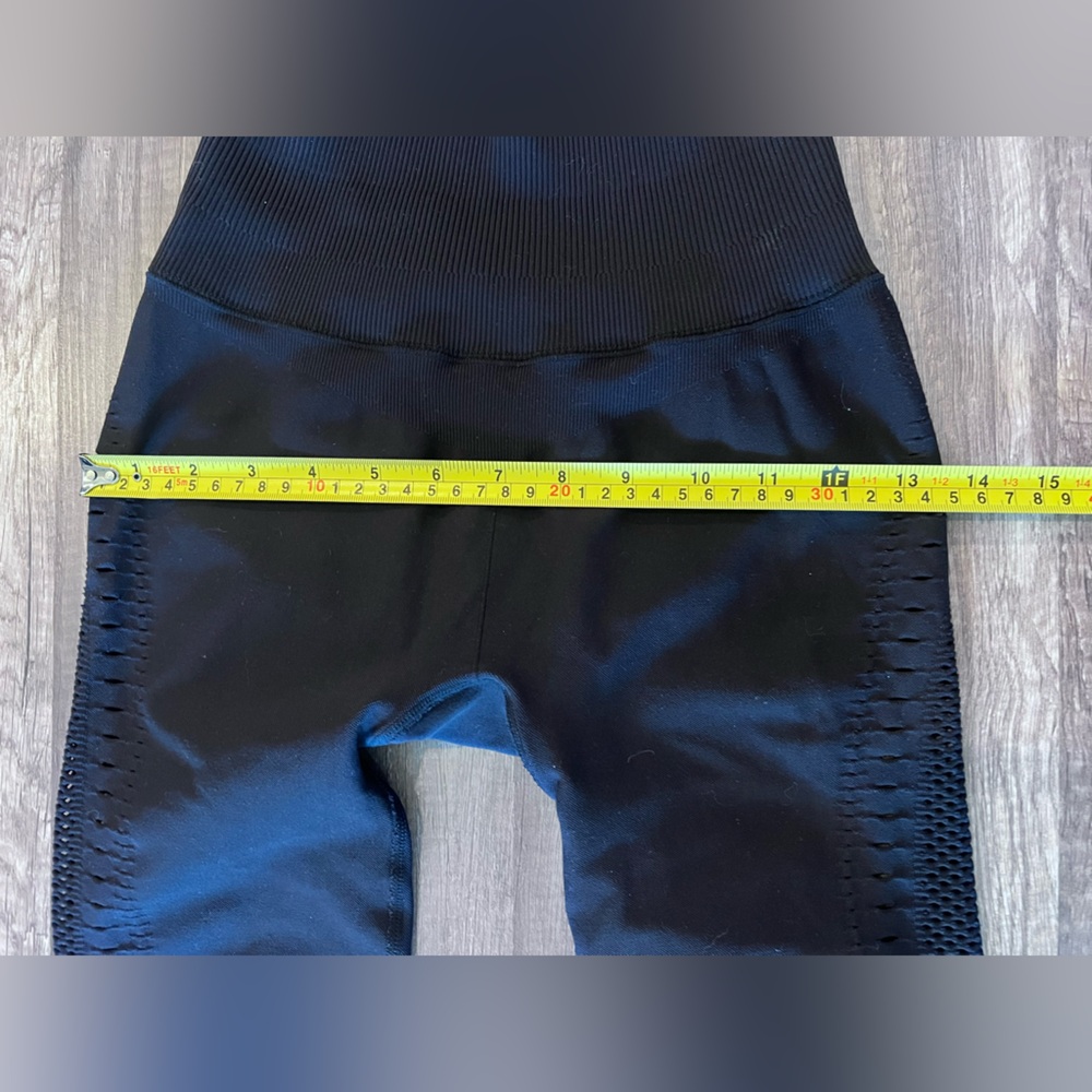 Alo Black Yoga Leggings Mesh side EUC Women’s Small - Picture 7 of 10